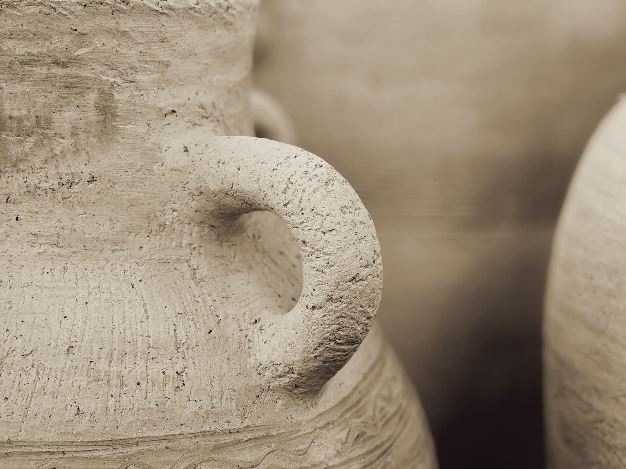 Détail de l'anse d'une jarre de grès, grain de la terre cuite